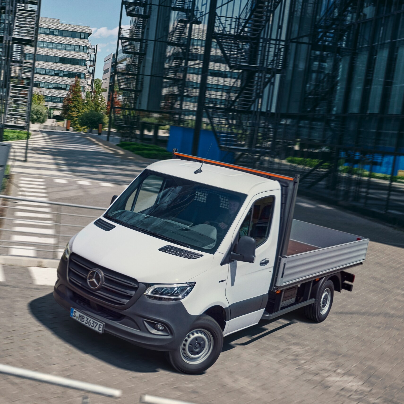 En Mercedes-Benz eSprinter Chassis, som kører i storbyen.