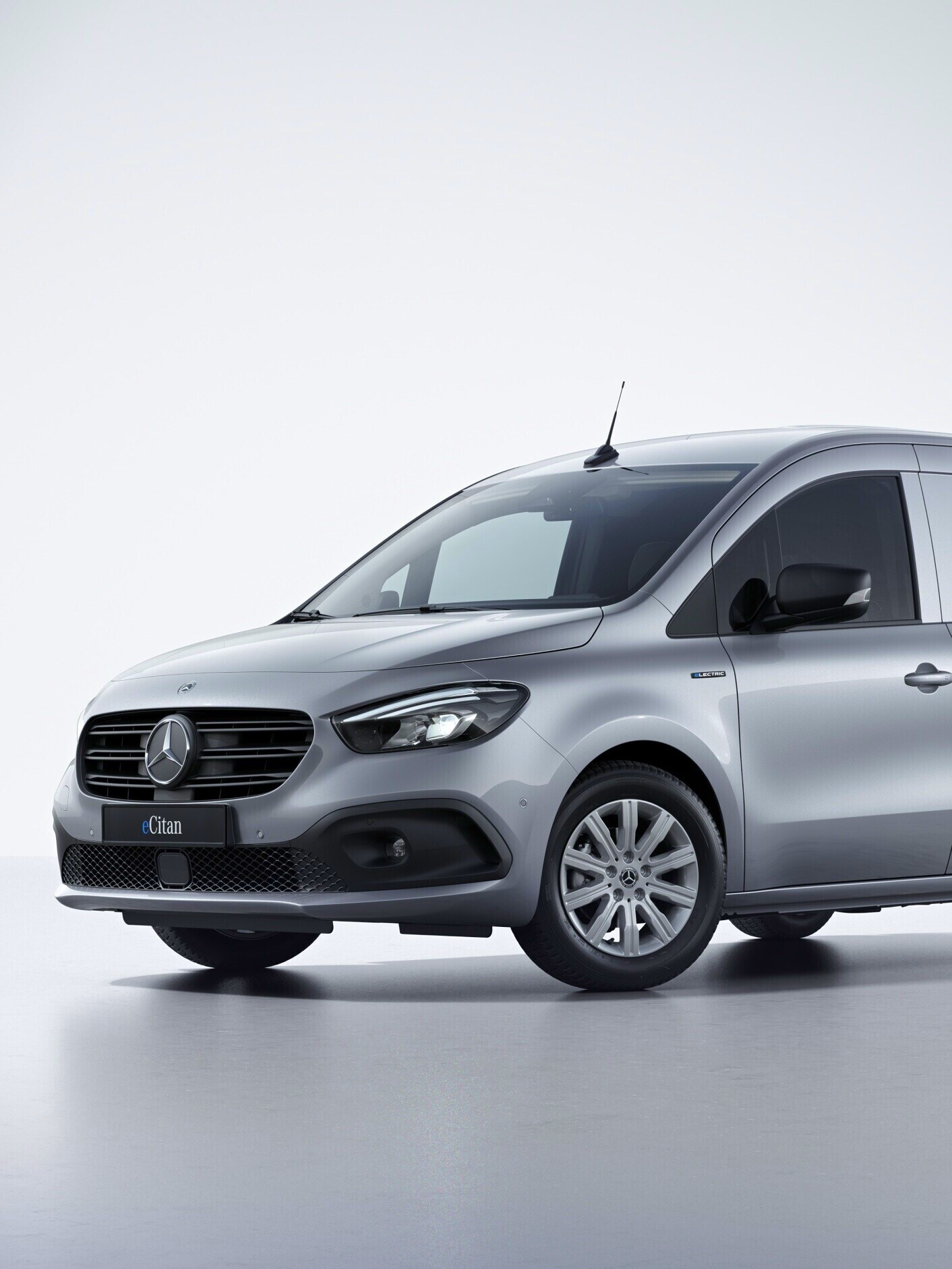 Lys grå Mercedes-Benz eCitan Kassevogn set fra siden
