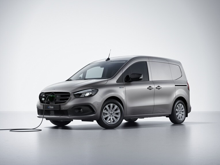 Mercedes-Benz eCitan Kassevogn set fra siden med isat ladekabel.