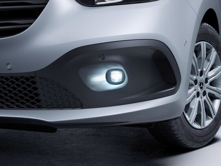 LED-tågeforlygterne i forbindelse med Lyspakken til Mercedes-Benz eCitan kassevogn.