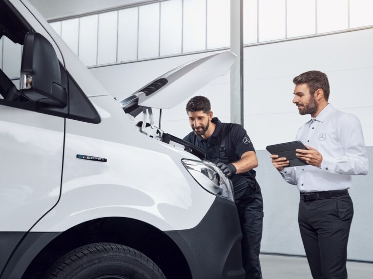 To Mercedes-Benz servicemedarbejdere foran eSprinter med åben motorhjelm