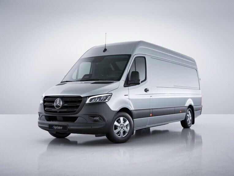Metallic lys grå Mercedes-Benz eSprinter fotograferet i studie