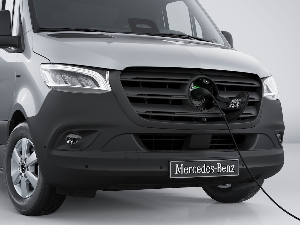 Ladestikdåsen på Mercedes-Benz eSprinter-chassiset med tilsluttet ladekabel.