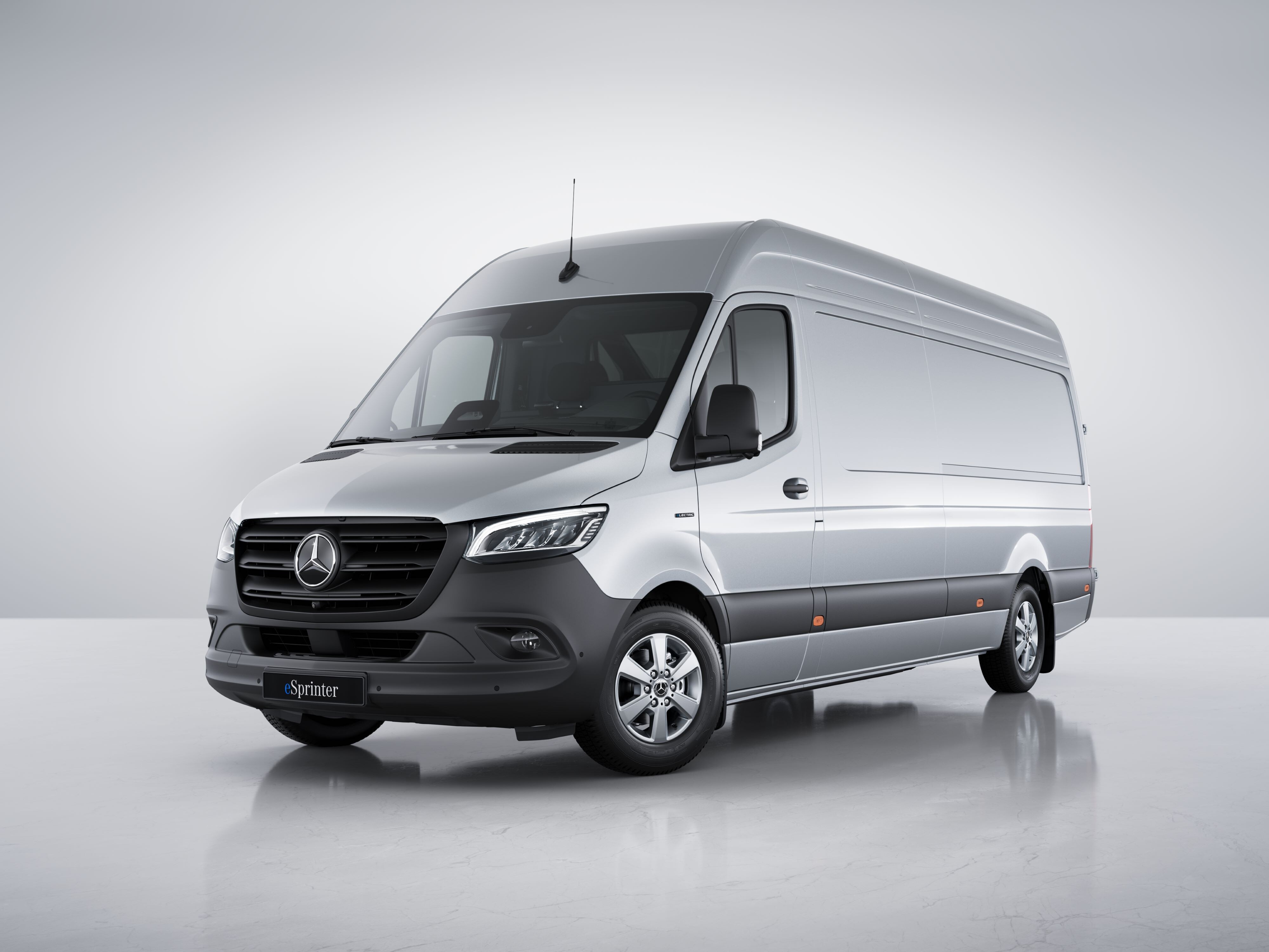 Sølvfarvet eSprinter varebil fra Mercedes-Benz set skråt forfra.