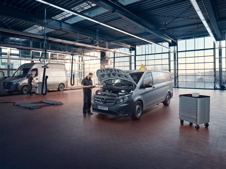 Mercedes-Benz mekaniker kontrollerer motoren i Vito med åben kølerhjelm