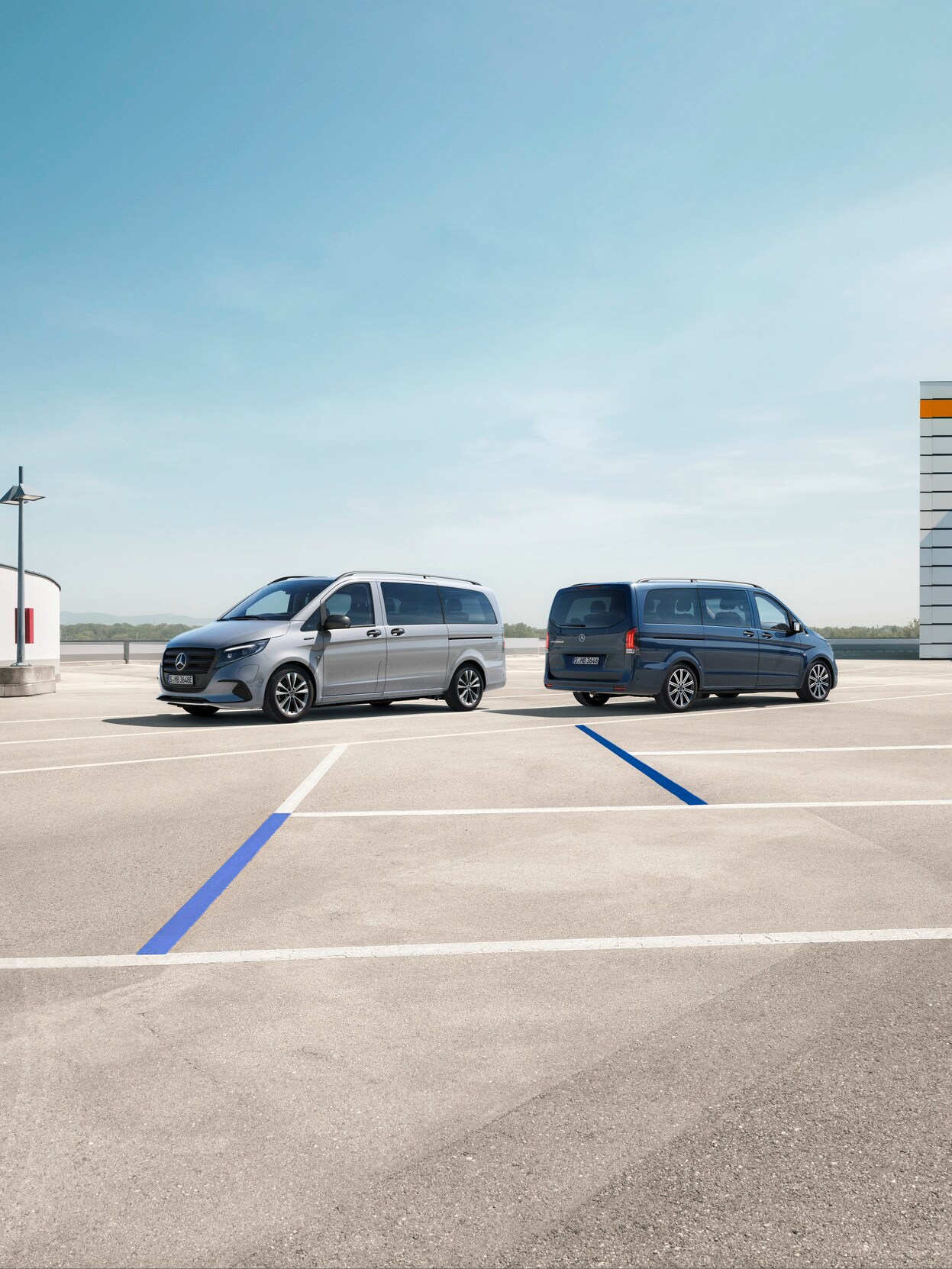Vito Tourer og eVito Tourer holder med bagenden mod hinanden på en parkeringsplads