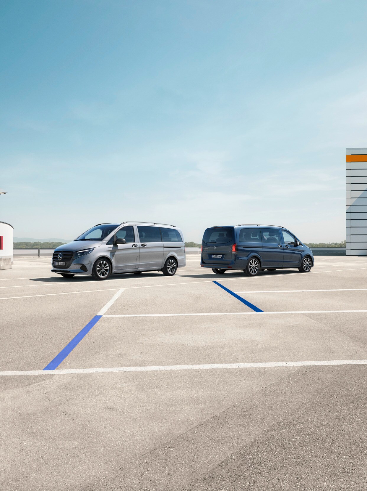 eVito Tourer og Vito Tourer bagende mod bagende på parkeringsplads