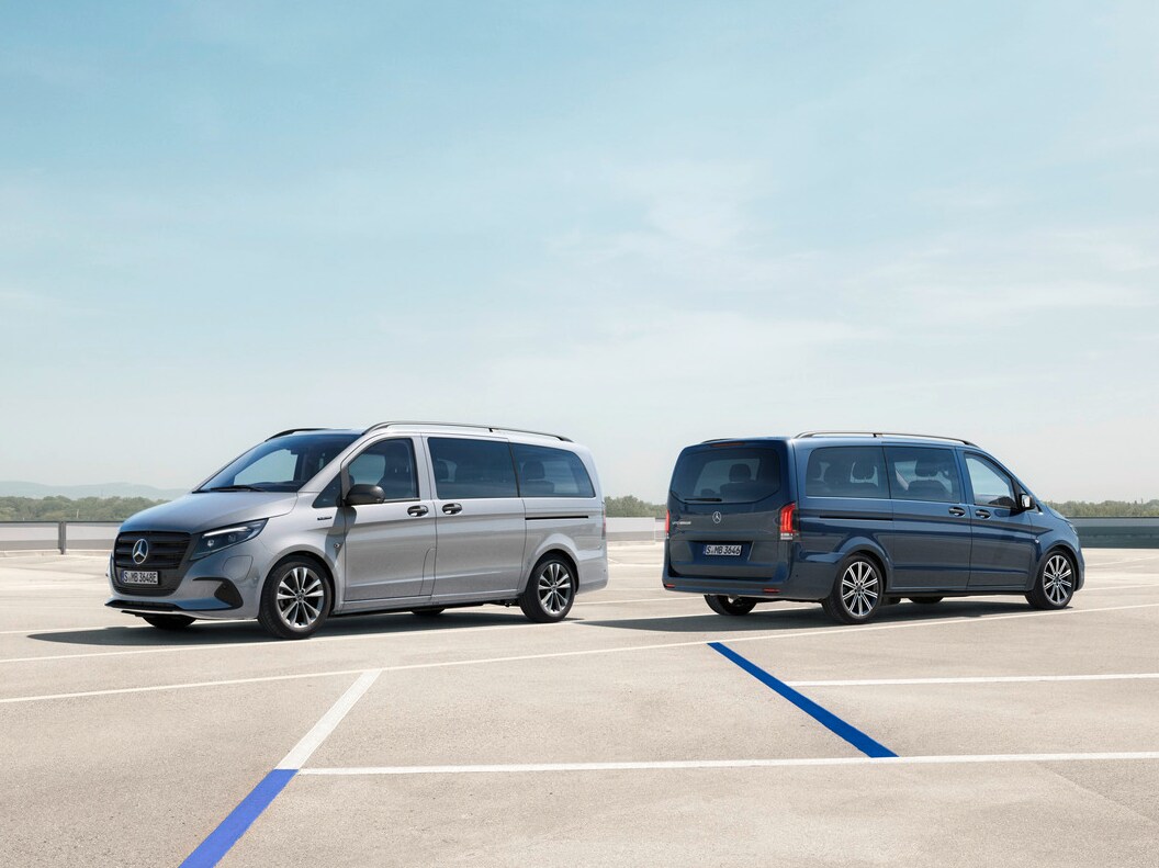 eVito Tourer og Vito Tourer holder på en parkeringsplads.