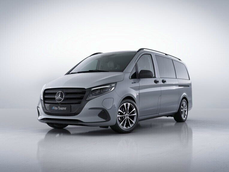 Lys grå Mercedes-Benz eVito Tourer vist skråt forfra