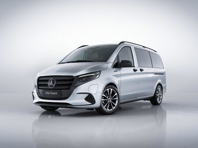 Metallic lys grå Mercedes-Benz eVito Tourer fotograferet i studie