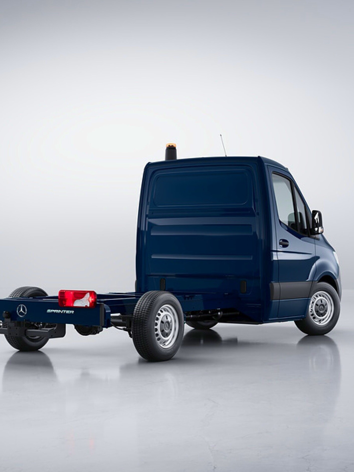 Blå Mercedes-Benz Sprinter Chassis set bagfra i fotostudie