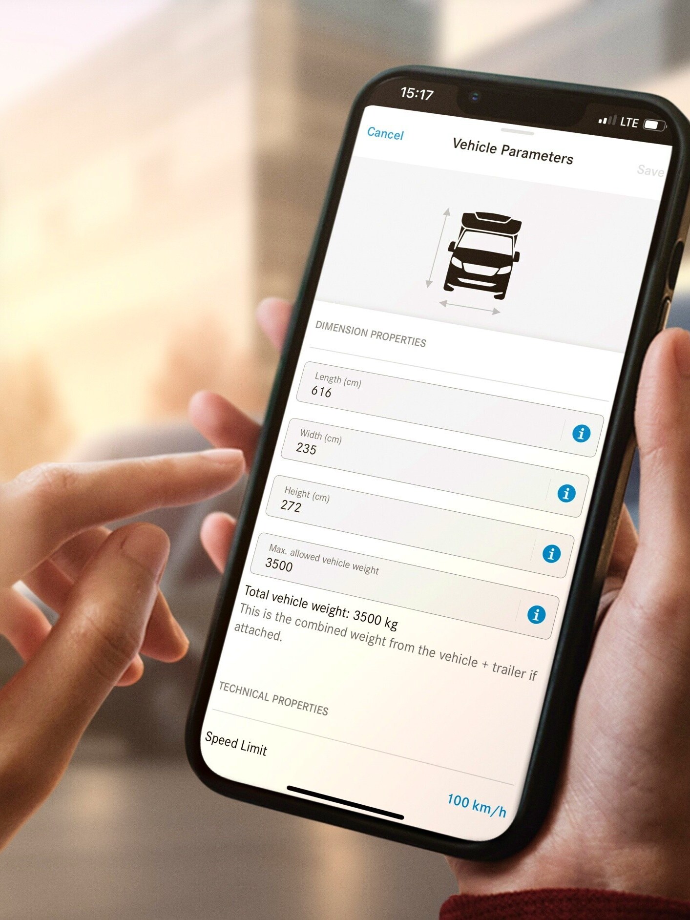 Kunde med mobiltelefon og app med digitale tjenester til Mercedes-Benz varebiler