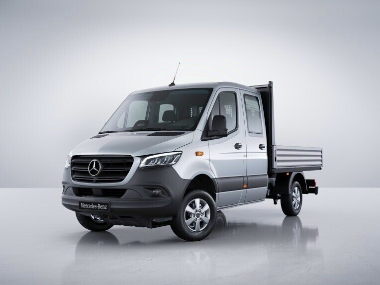 Lys grå Mercedes-Benz Sprinter Ladvogn med dobbeltkabine og udstyrslinjen PRO