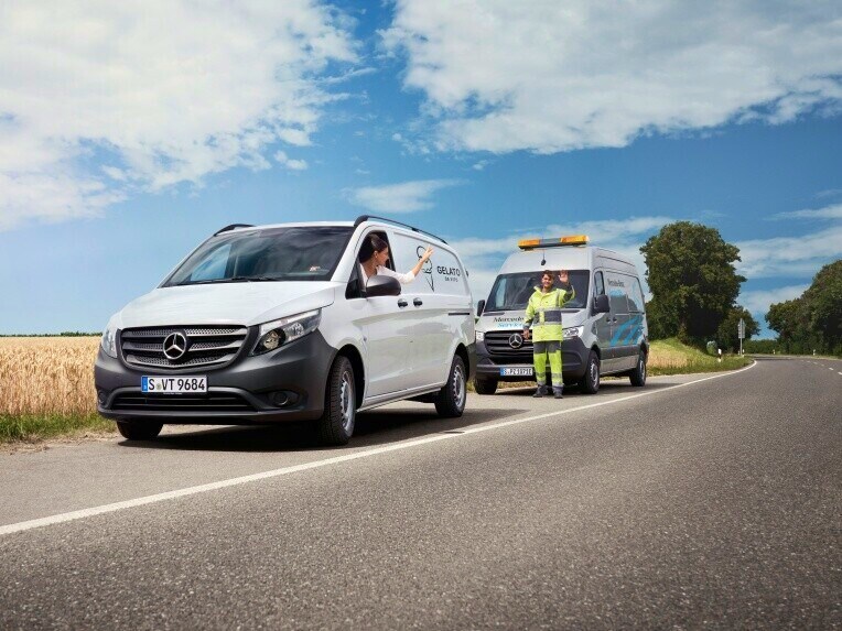 Kunde i hvid Vito vinker farvel til Service24h medarbejder på landevejen