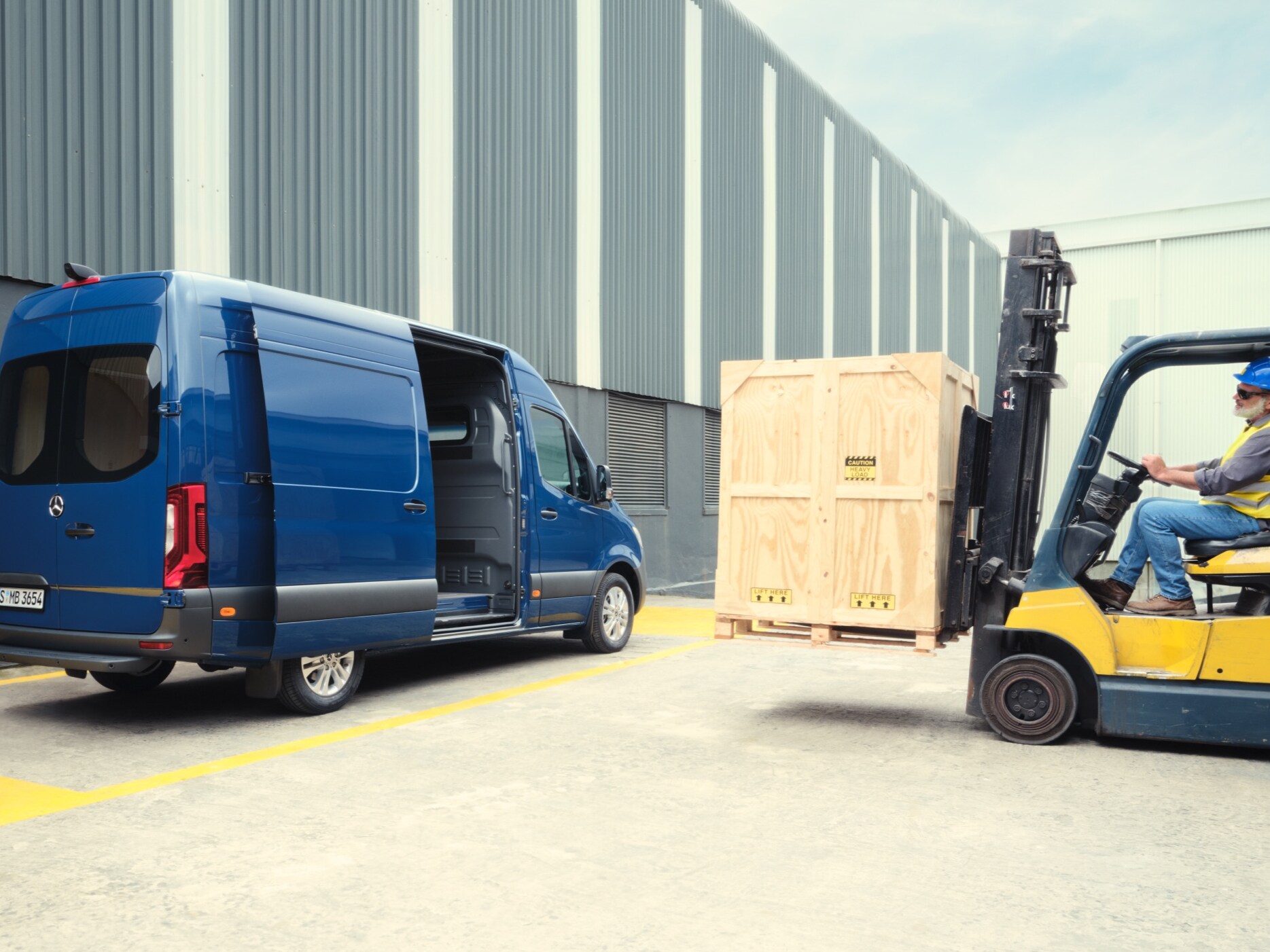 Mercedes-Benz Sprinter Kassevognen er ved at blive læsset med en gaffeltruck.