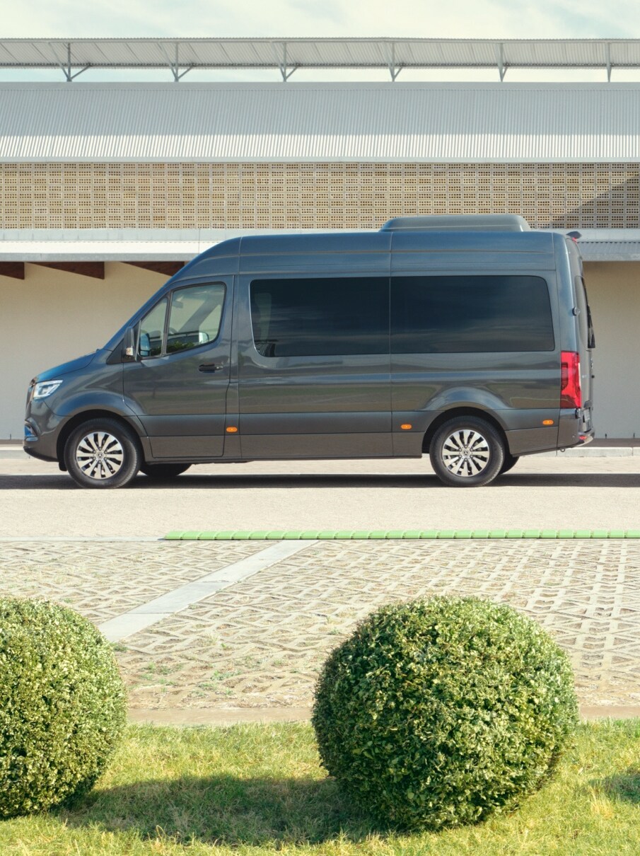 Mercedes-Benz Sprinter Tourer og Kassevogn på en parkeringsplads.