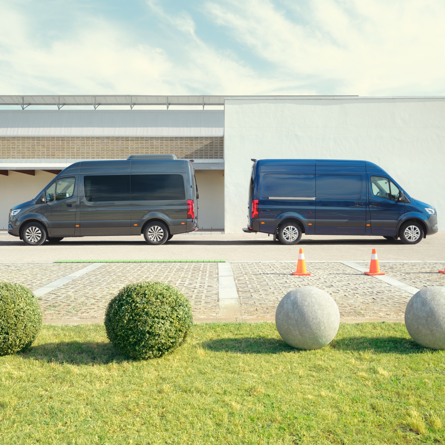 Kontakt | Sprinter | Mercedes-Benz Mercedes-Benz Sprinter Tourer og Kassevogn på en parkeringsplads.