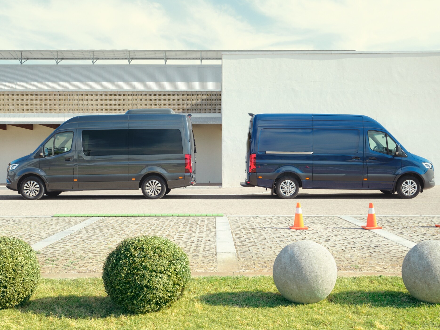 Mercedes-Benz Sprinter Tourer og Kassevogn på en parkeringsplads.