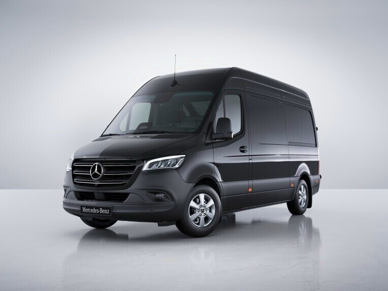 Mørk grå Mercedes-Benz Sprinter Kassevogn med design til dårlig vej