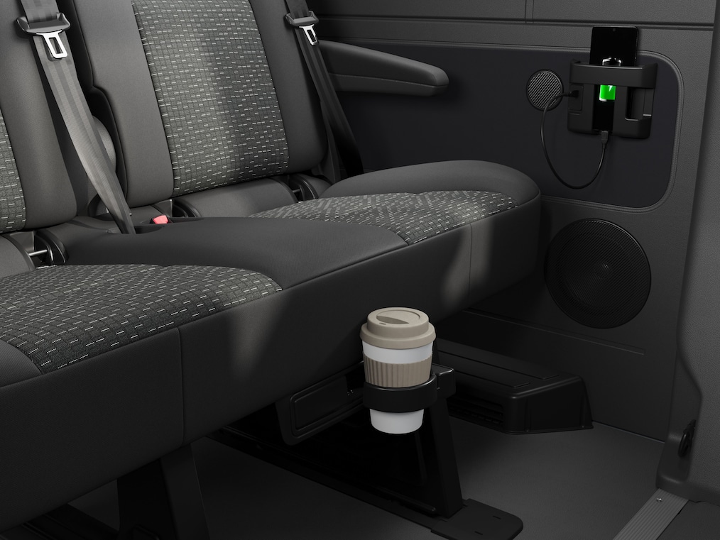 Praktiske opbevaringsrum og opladningsmuligheder til smartphones i Mercedes-Benz Sprinter Tourer.