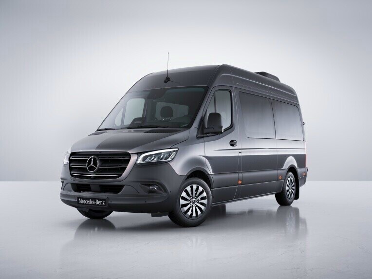 Mørk grå Mercedes-Benz Sprinter Tourer med design til dårlig vej