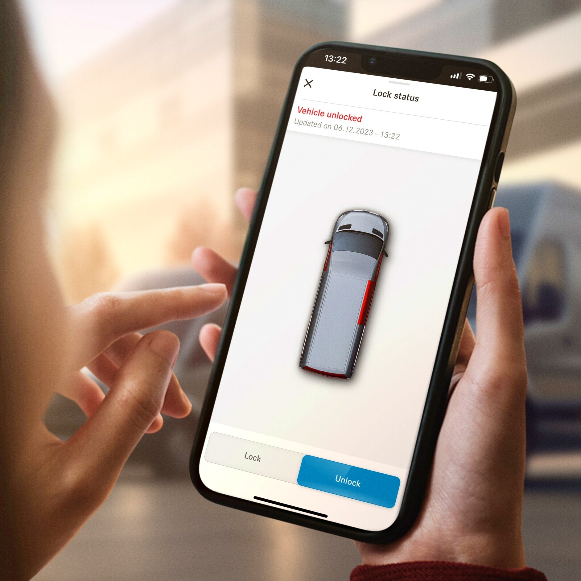 Digitale tjenester | Sprinter Tourer | Mercedes-Benz Vans Hånd med mobiltelefon og Mercedes-Benz app med digitale tjenester