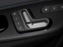 Betjeningselementerne til det elektrisk indstillelige førersæde i Mercedes-Benz Sprinter Tourer.