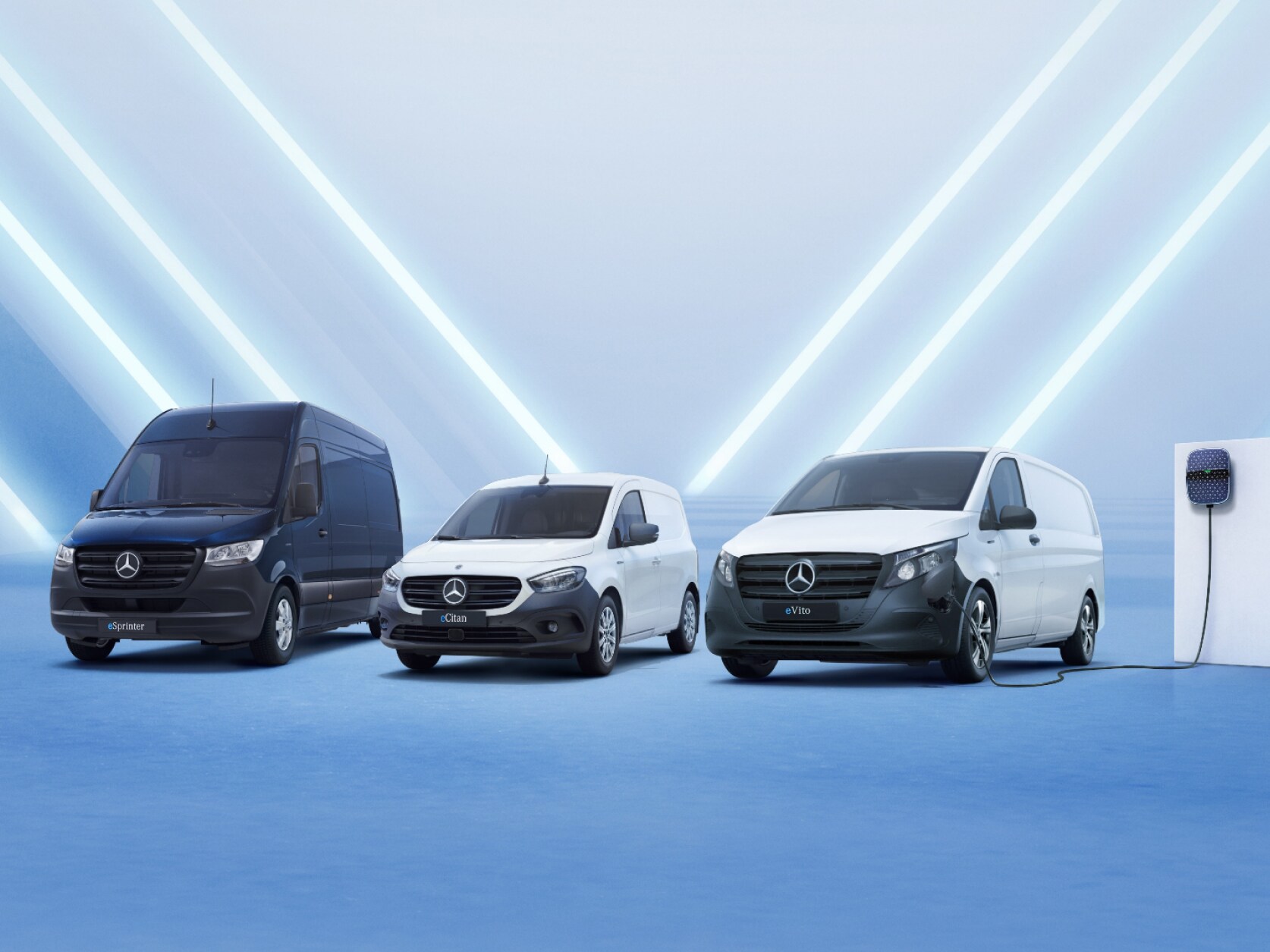 eSprinter, eVito og eCitan ved siden af hinanden med Wallbox på væggen til højre