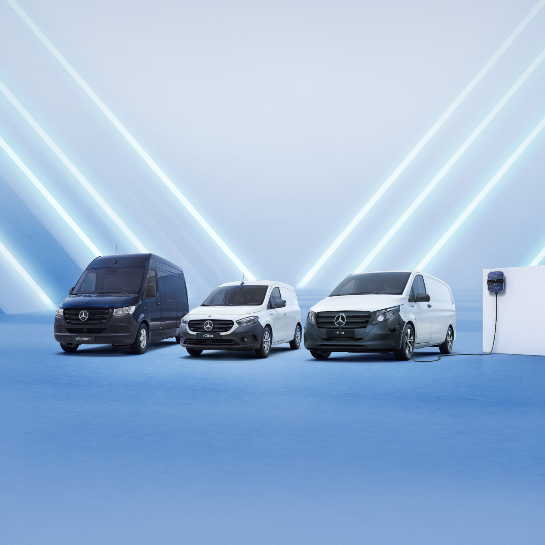 Elektriske varebiler | eSprinter, eVito og eCitan | Mercedes-Benz Vans eSprinter, eVito og eCitan ved siden af hinanden med Wallbox på væggen til højre