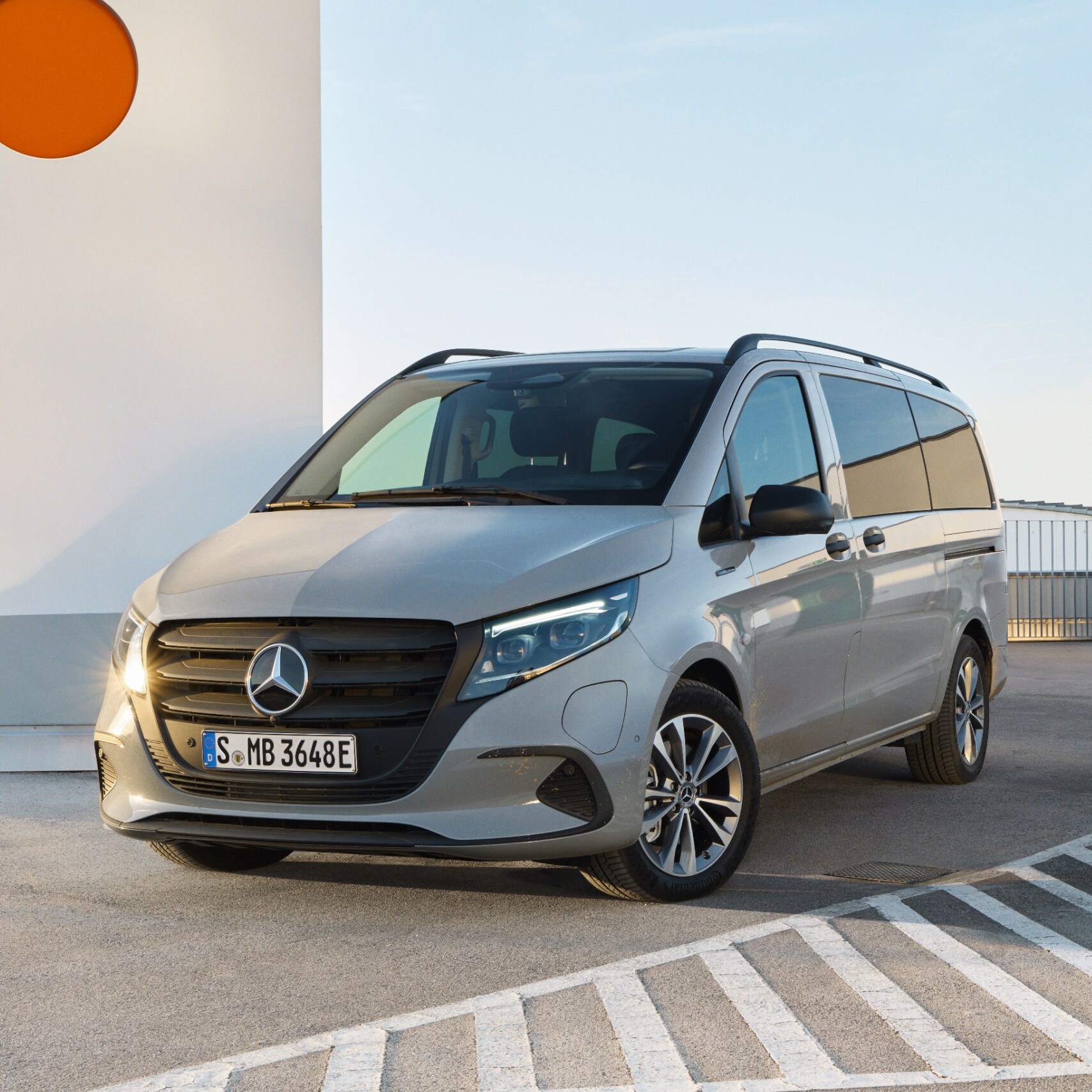 Lys grå Mercedes-Benz eVito Tourer på taget af et p-hus