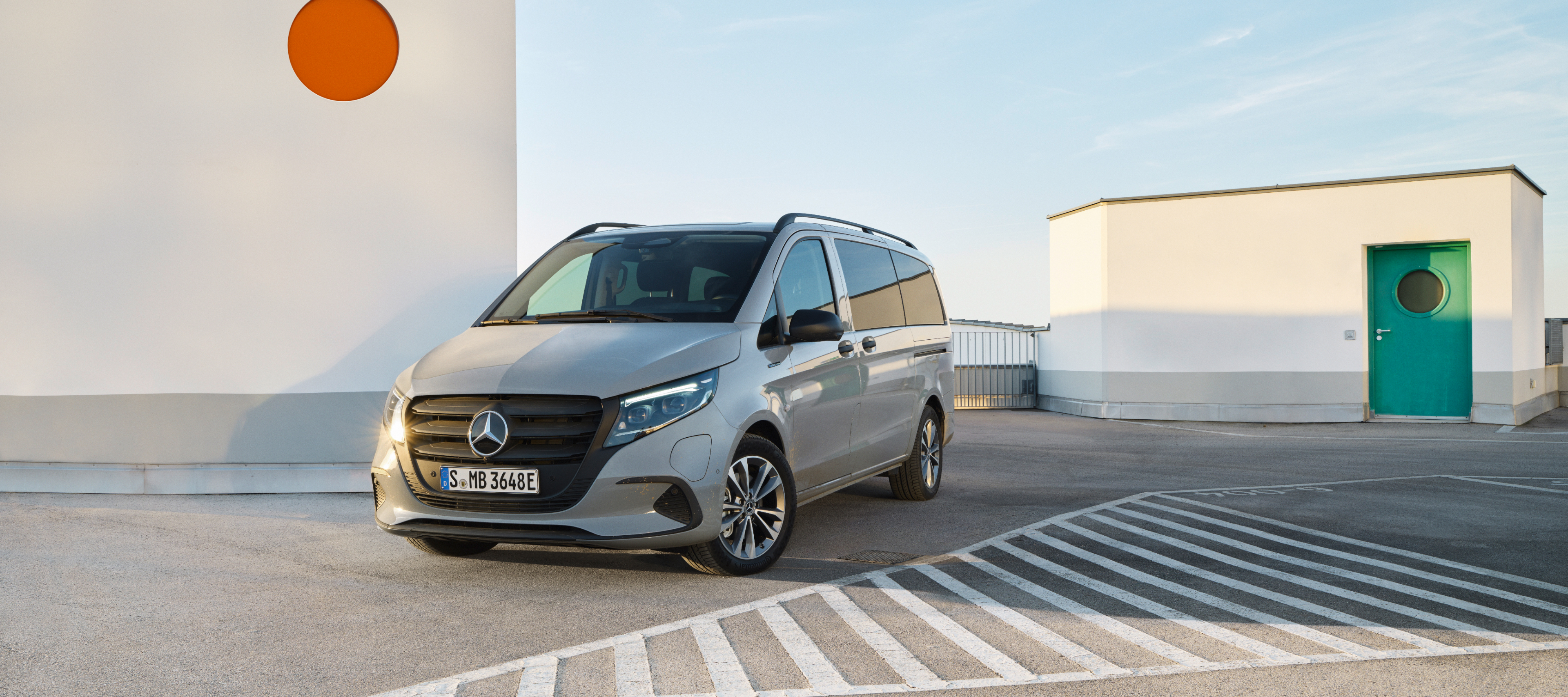 Bilsammenligning | eVito Tourer | Mercedes-Benz Vans Lys grå Mercedes-Benz eVito Tourer på taget af et p-hus