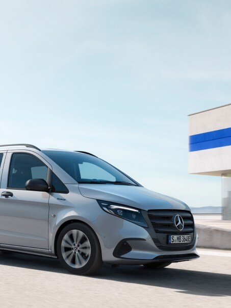 Mercedes-Benz eVito Tourer på taget af et parkeringshus