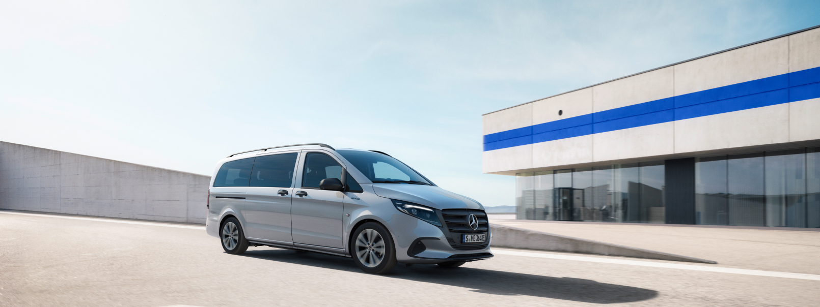 Modeloversigt | eVito Tourer | Mercedes-Benz Vans Mercedes-Benz eVito Tourer på taget af et parkeringshus