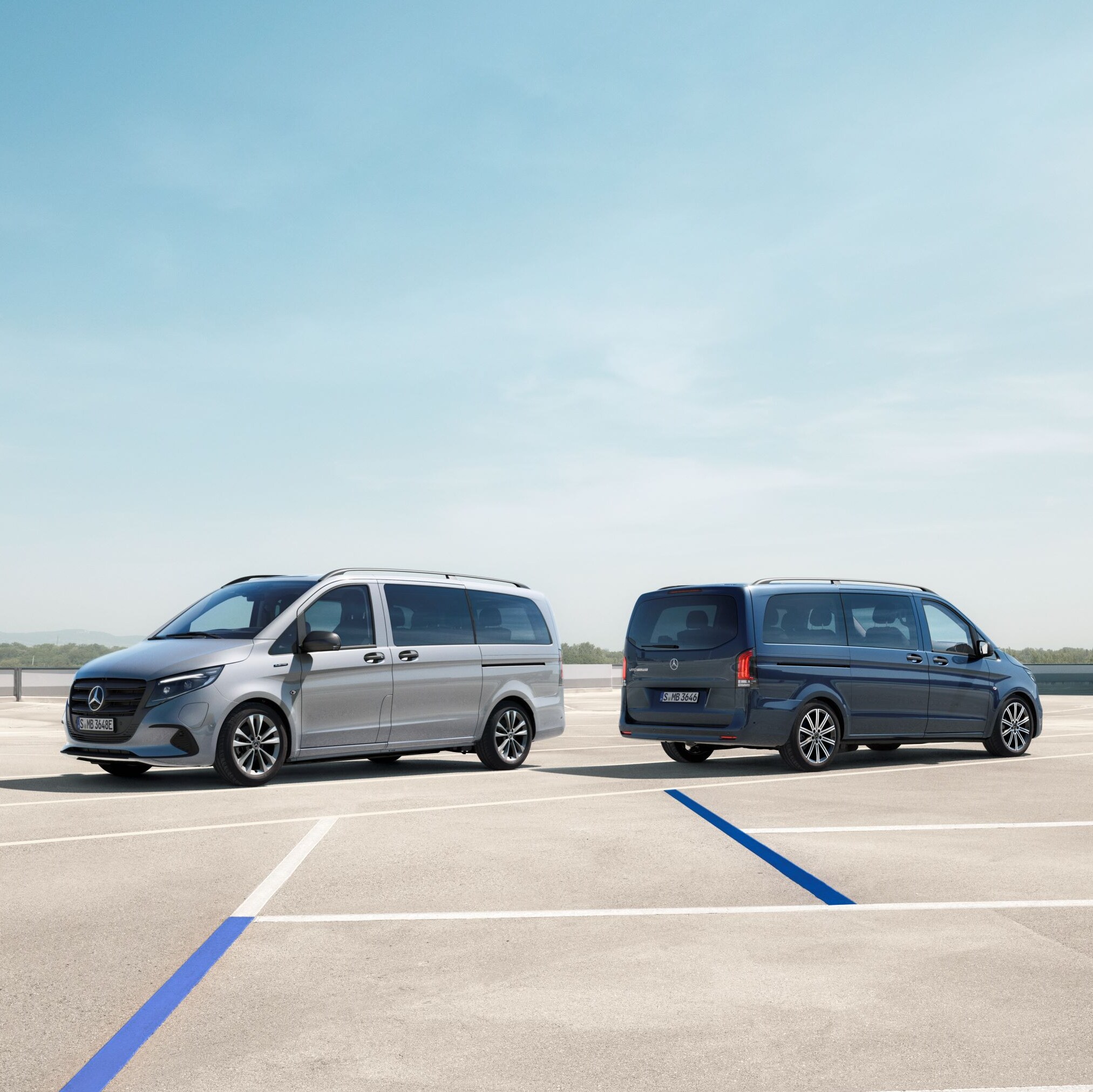 Mercedes-Benz eVito og Vito parkeret ryg mod ryg på øde parkeringsplads