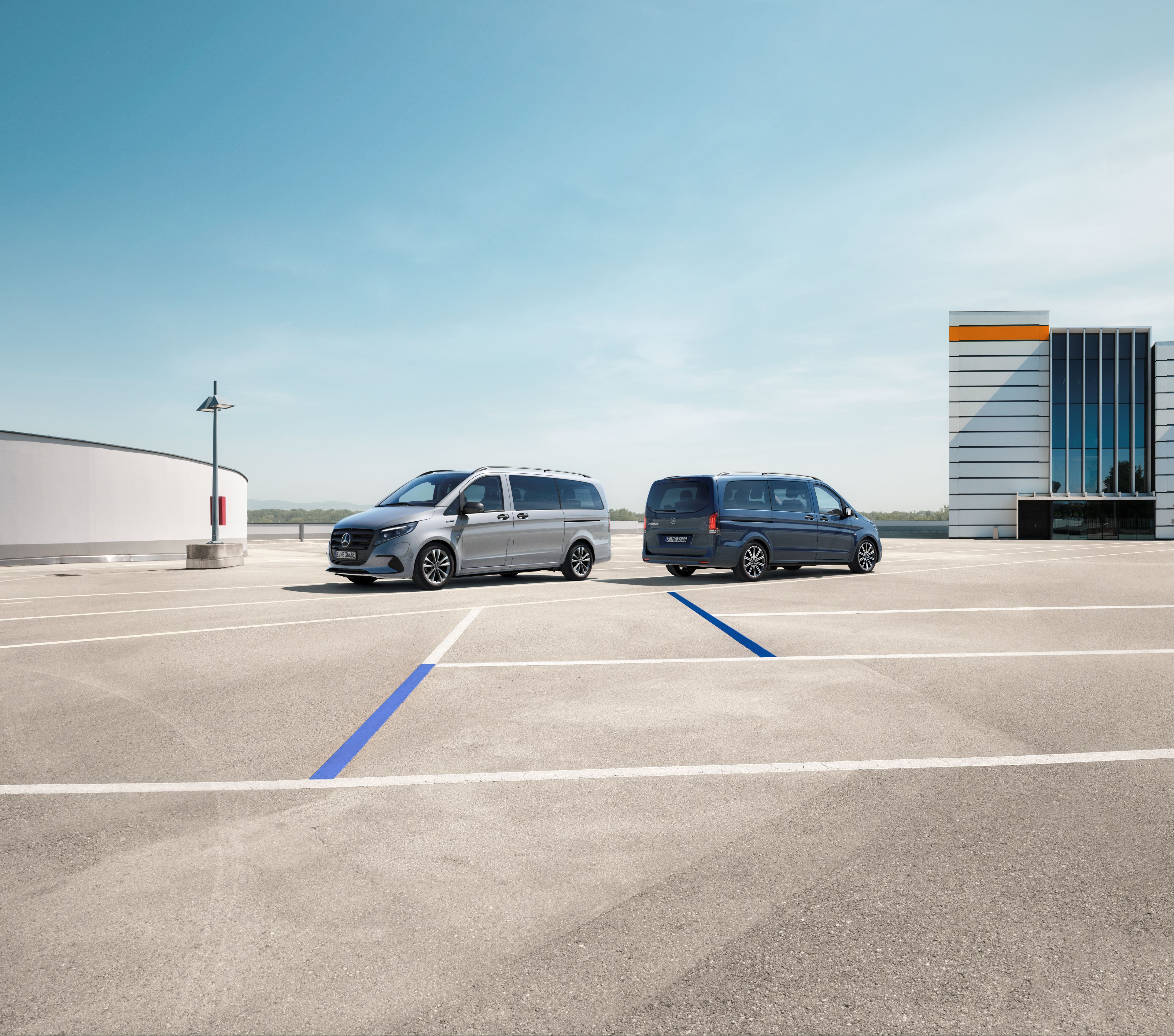 eVito Tourer og Vito Tourer | Mercedes-Benz Vans Mercedes-Benz eVito og Vito parkeret ryg mod ryg på øde parkeringsplads