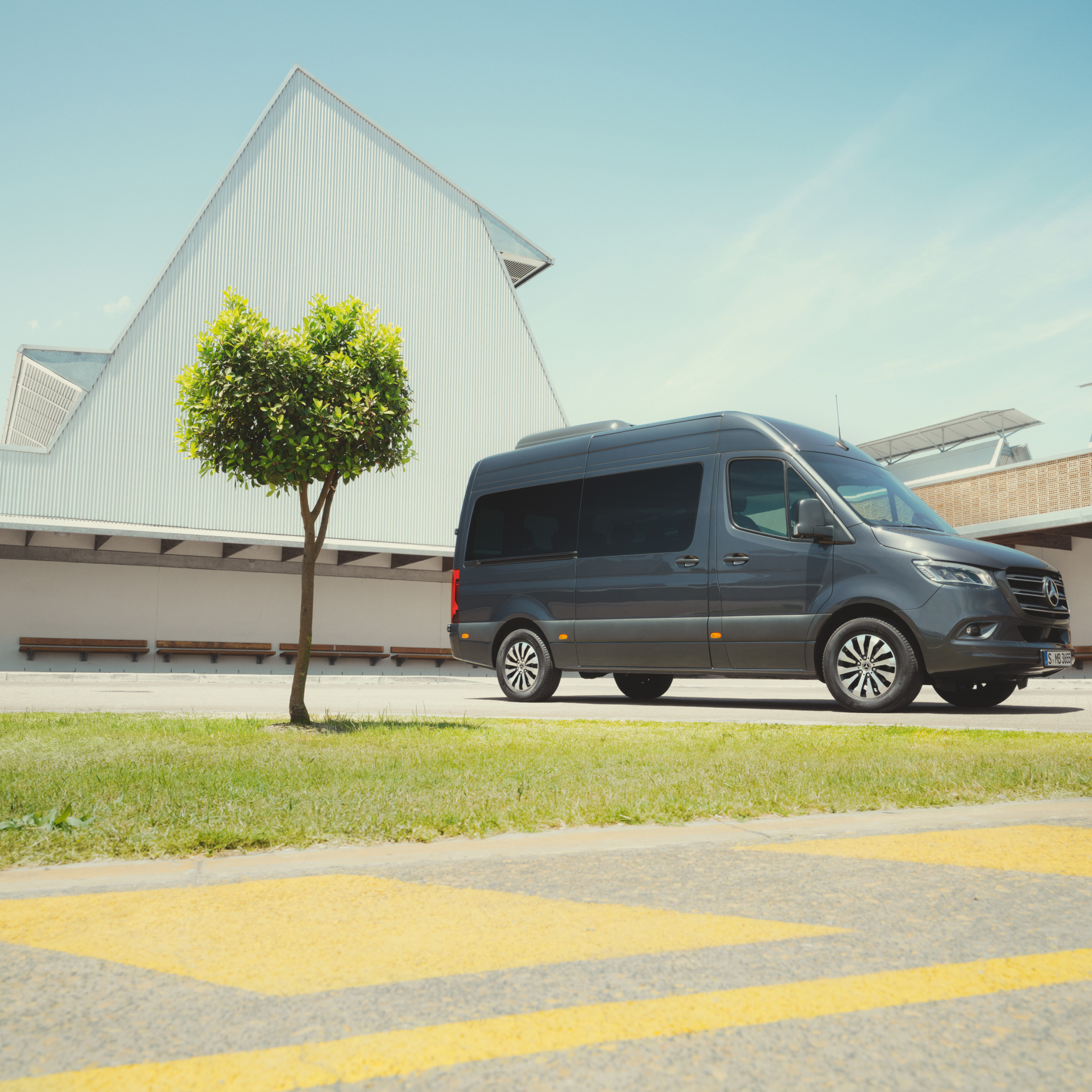 Modeloversigt | Sprinter Tourer | Mercedes-Benz Vans Mercedes-Benz Sprinter Tourer på en parkeringsplads.