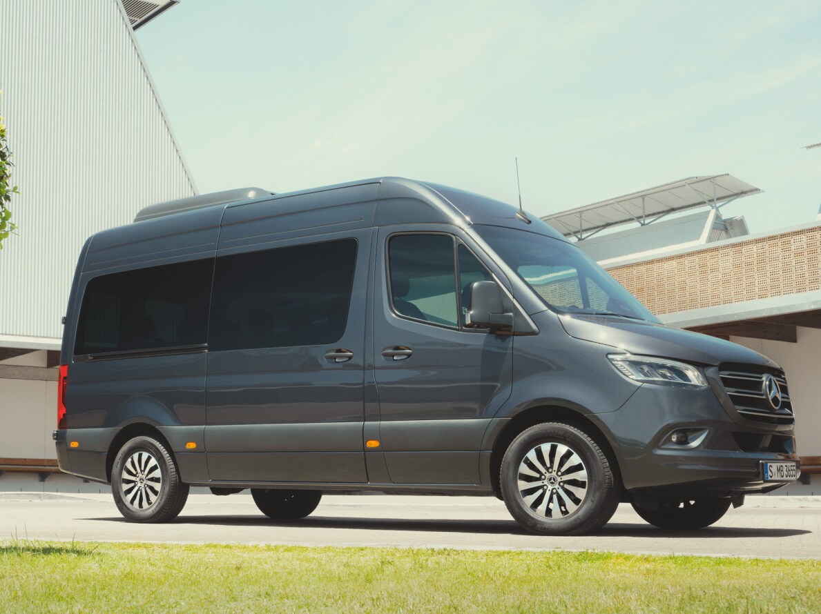 Mercedes-Benz Sprinter Tourer på en parkeringsplads.