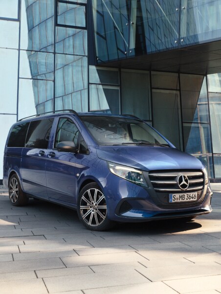 Mercedes-Benz Vito Tourer foran en kontorbygning