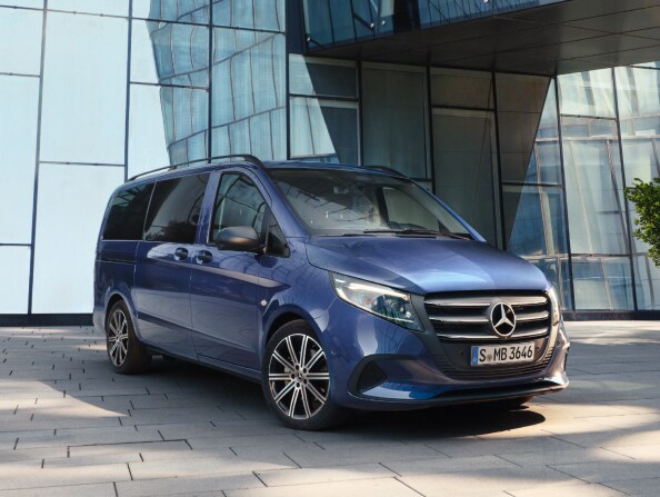 Mercedes-Benz Vito Tourer foran en kontorbygning
