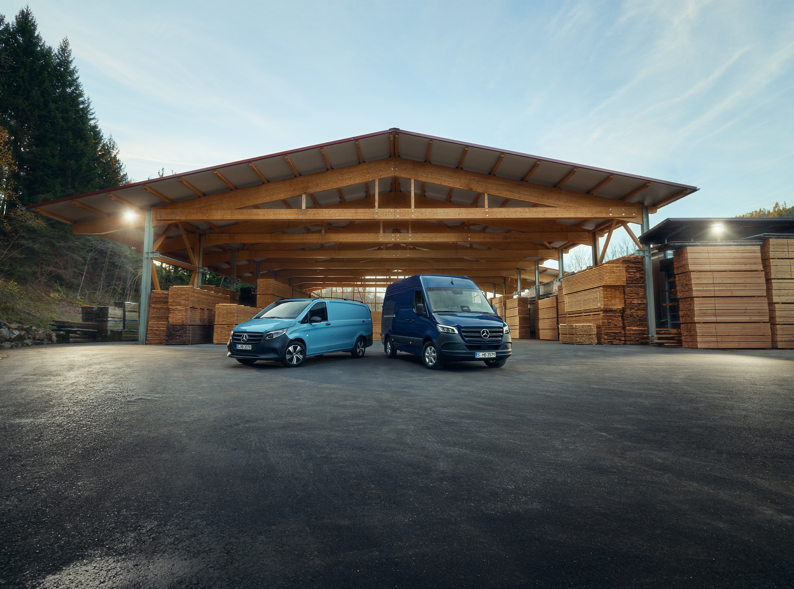 Varebiler | Mercedes-Benz Vans To Mercedes-Benz varebiler ude foran en trælast.
