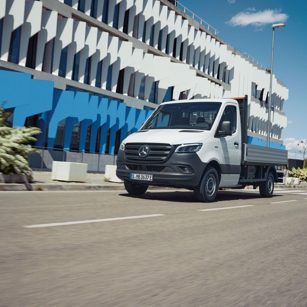 Hvid Mercedes-Benz eSprinter Ladvogn kører på vej i en storby
