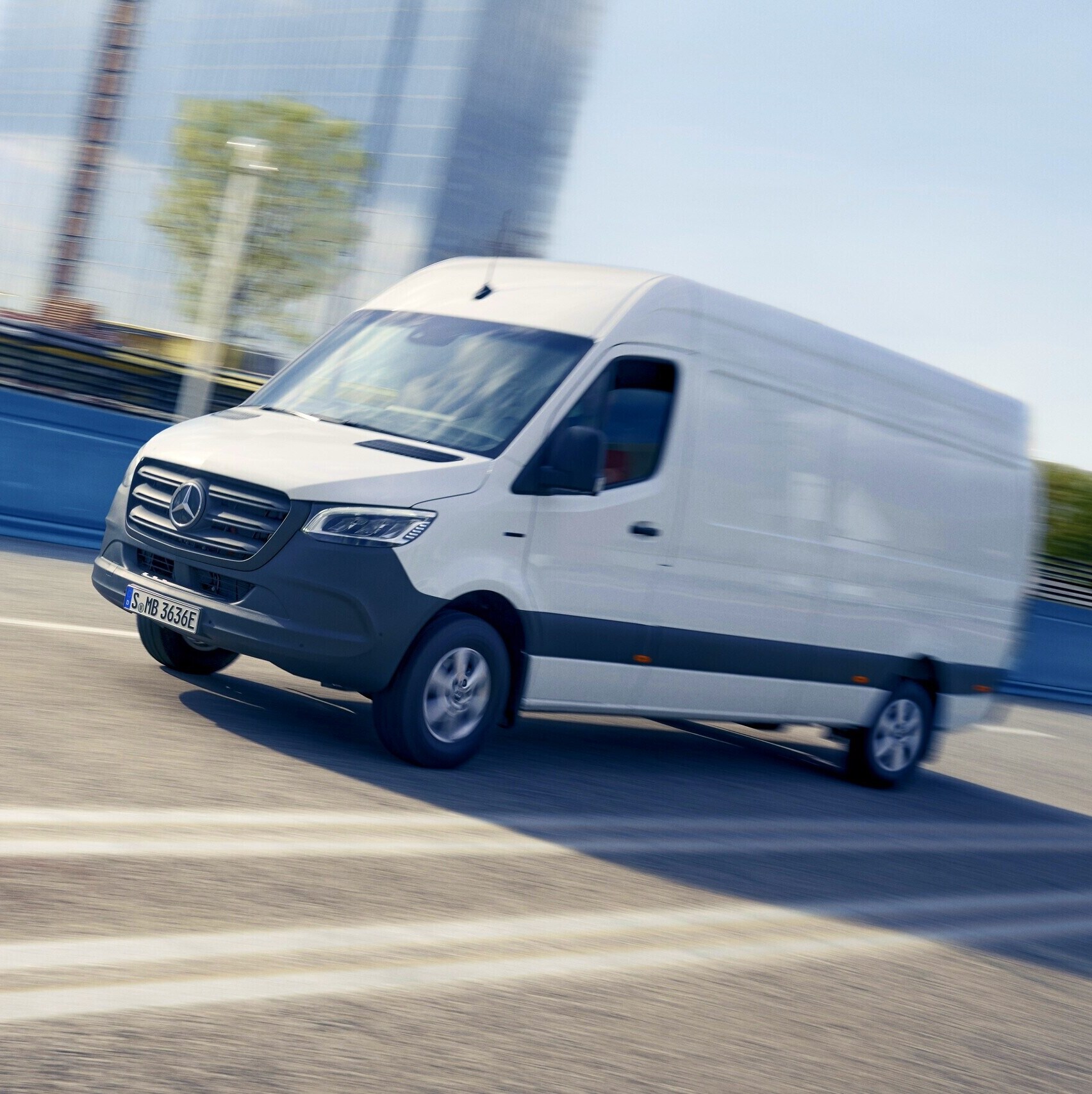 En Mercedes-Benz eSprinter Kassevogn i fuld fart på kørebanen