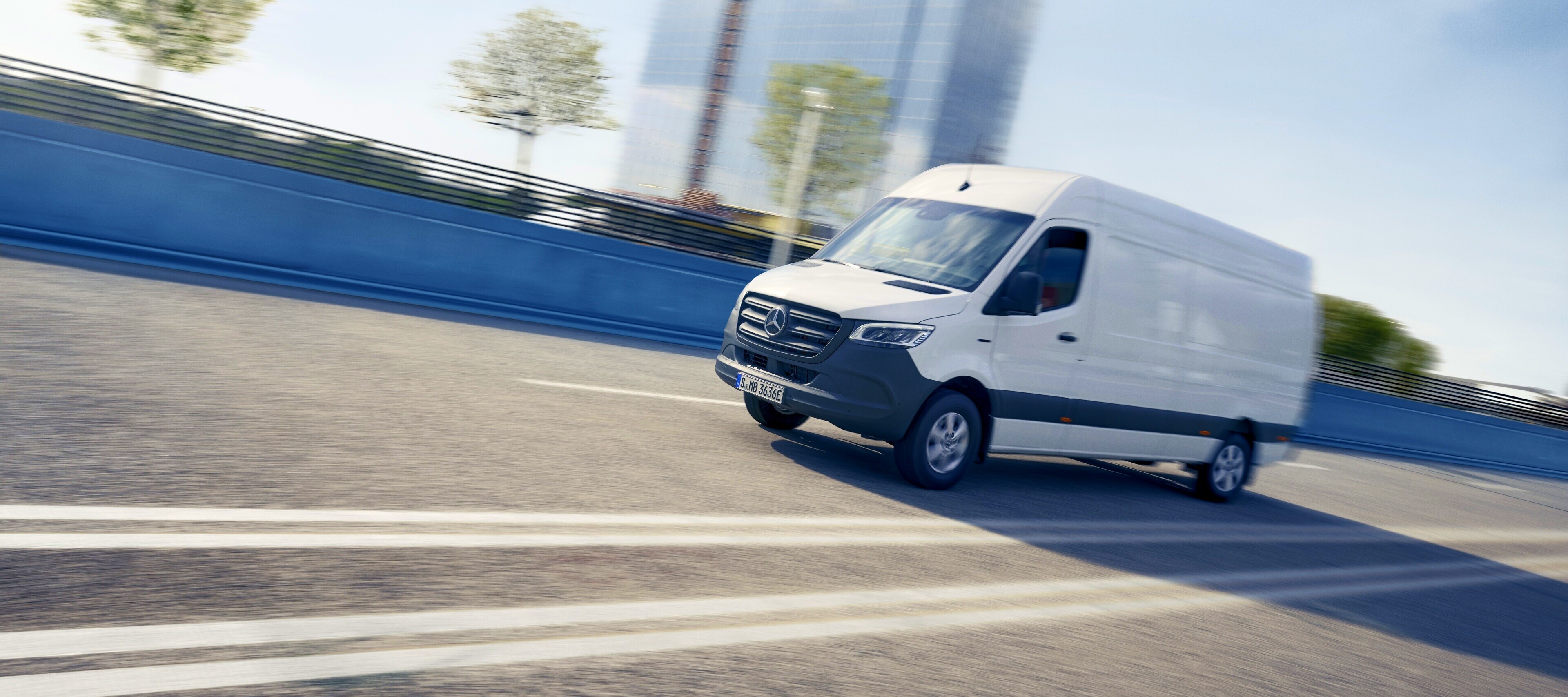 Bilsammenligning | eSprinter Kassevogn | Mercedes-Benz Vans En Mercedes-Benz eSprinter Kassevogn i fuld fart på kørebanen