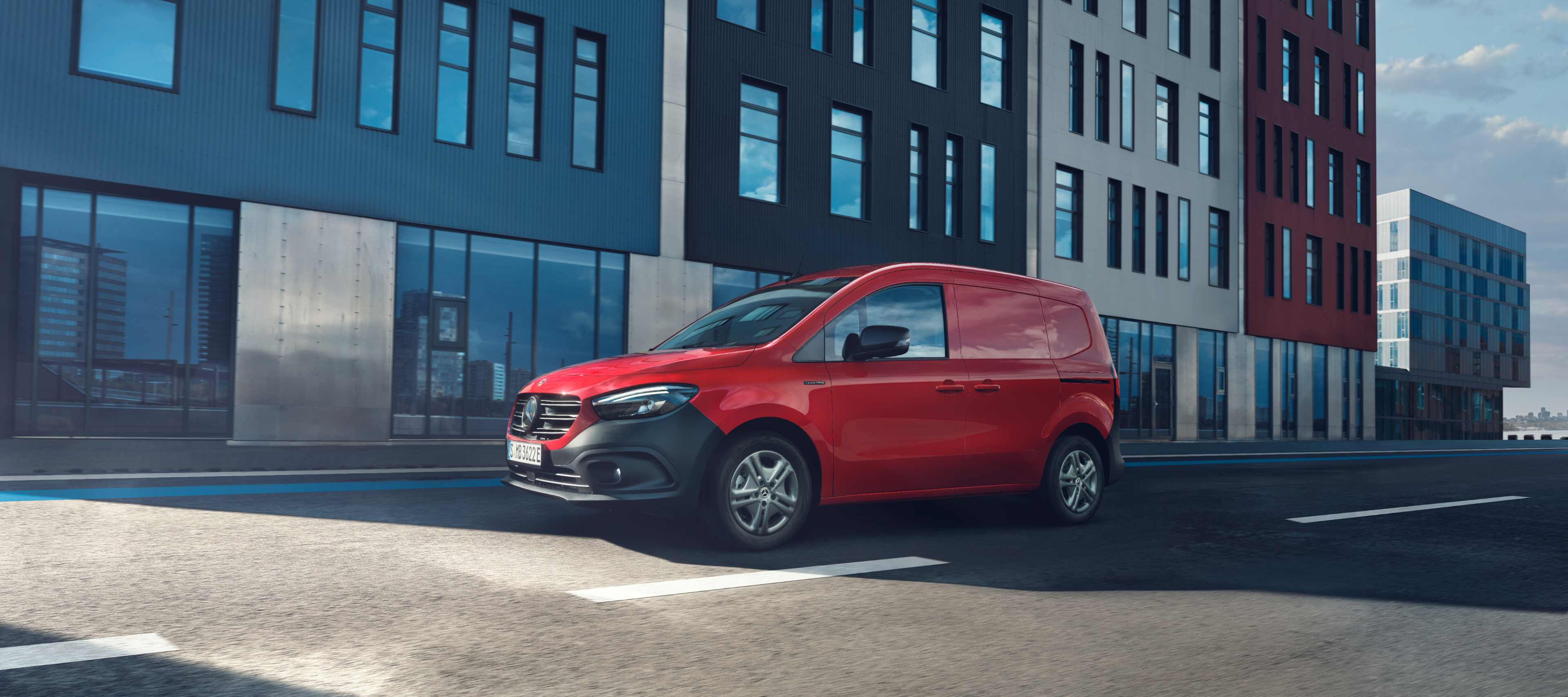 Bilsammenligning | eCitan Kassevogn | Mercedes-Benz Vans Rød Mercedes-Benz eCitan Kassevogn parkeret ved kantstenen foran butiksfacade