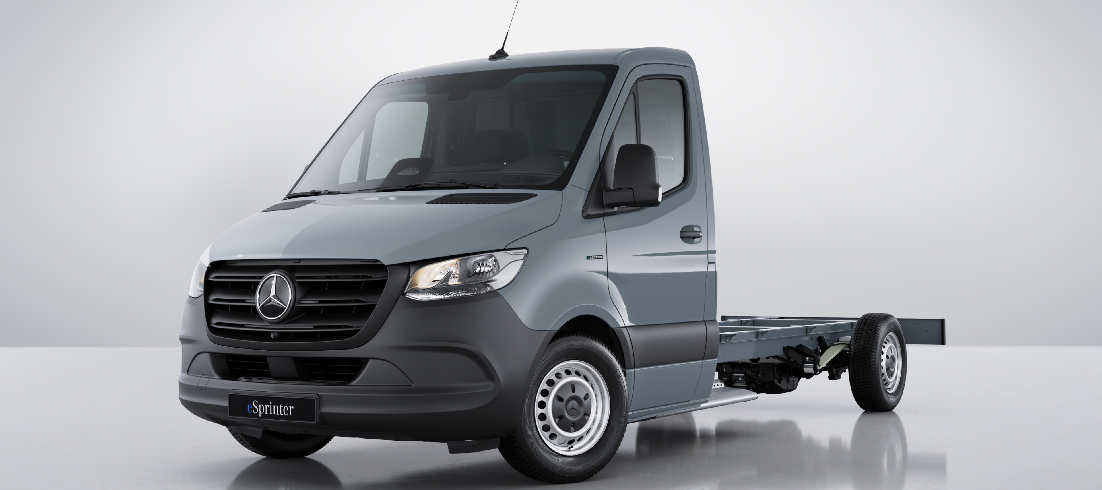 Bilsammenligning | eSprinter Chassis | Mercedes-Benz Vans Grå Mercedes-Benz eSprinter Chassis i fotostudie
