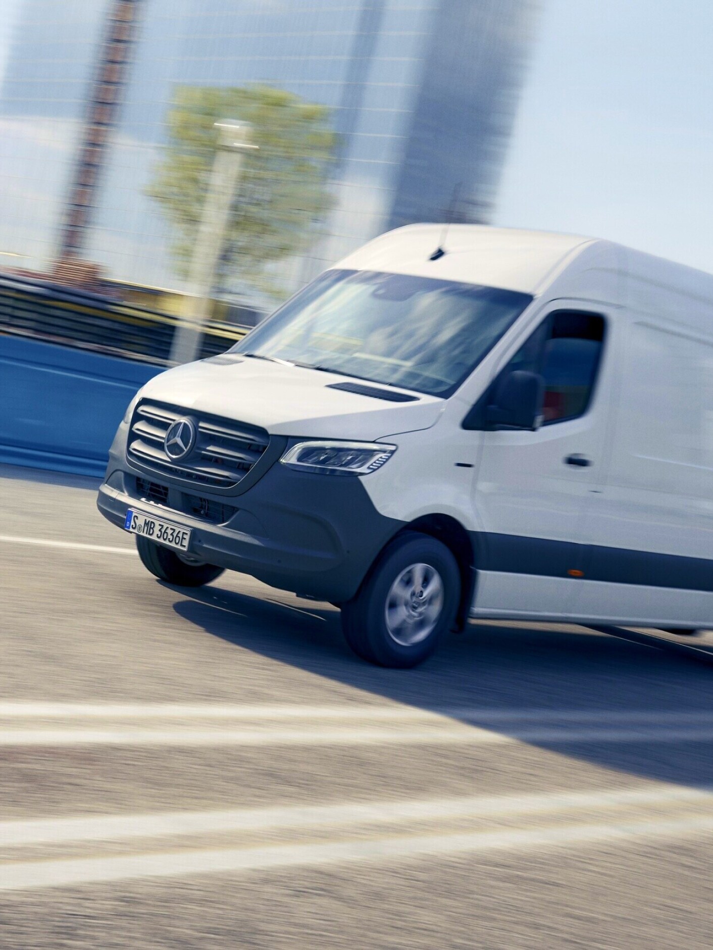 En Mercedes-Benz eSprinter Kassevogn i fuld fart i bymidten
