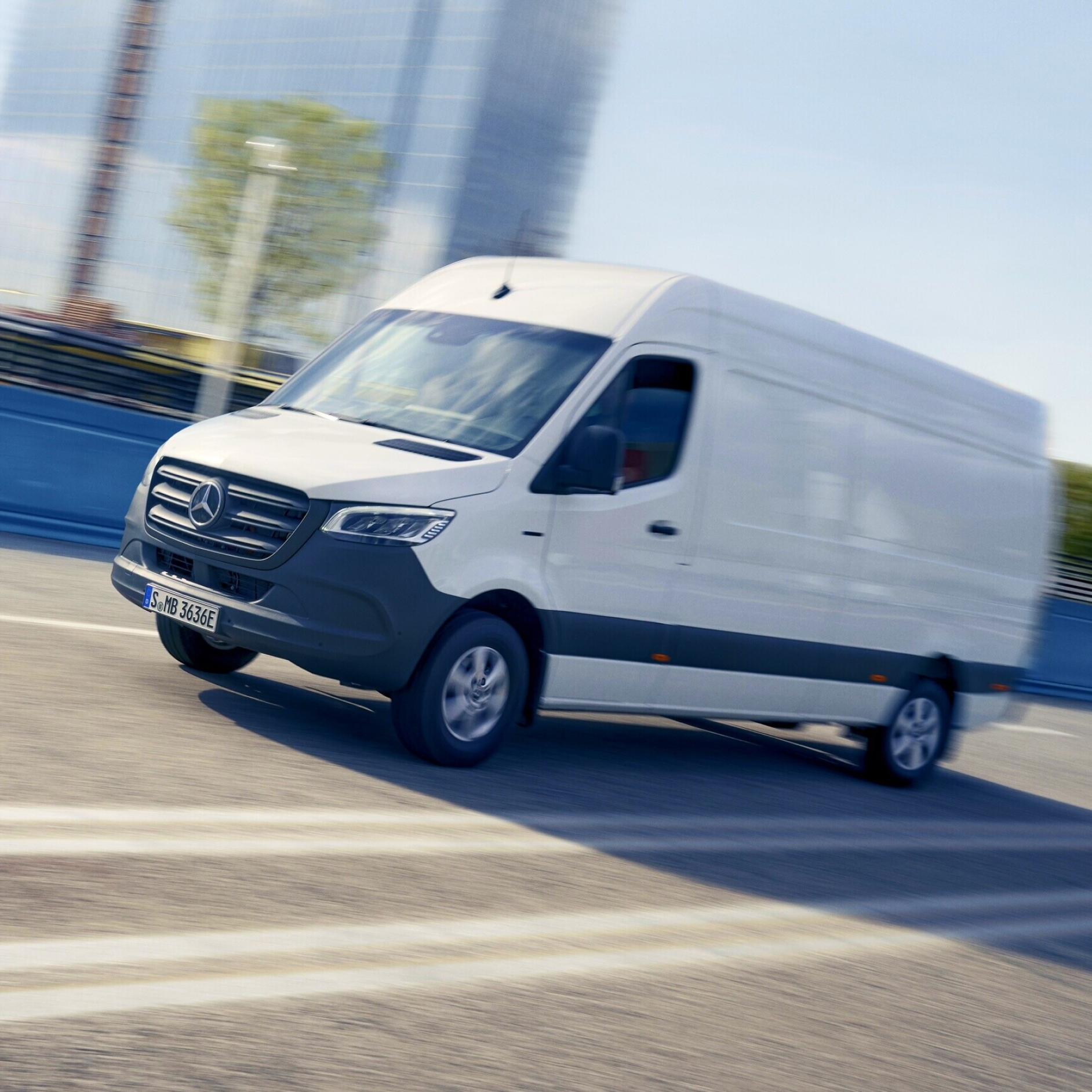 Elektrisk mobilitet | eSprinter Kassevogn | Mercedes-Benz Vans En Mercedes-Benz eSprinter Kassevogn i fuld fart i bymidten