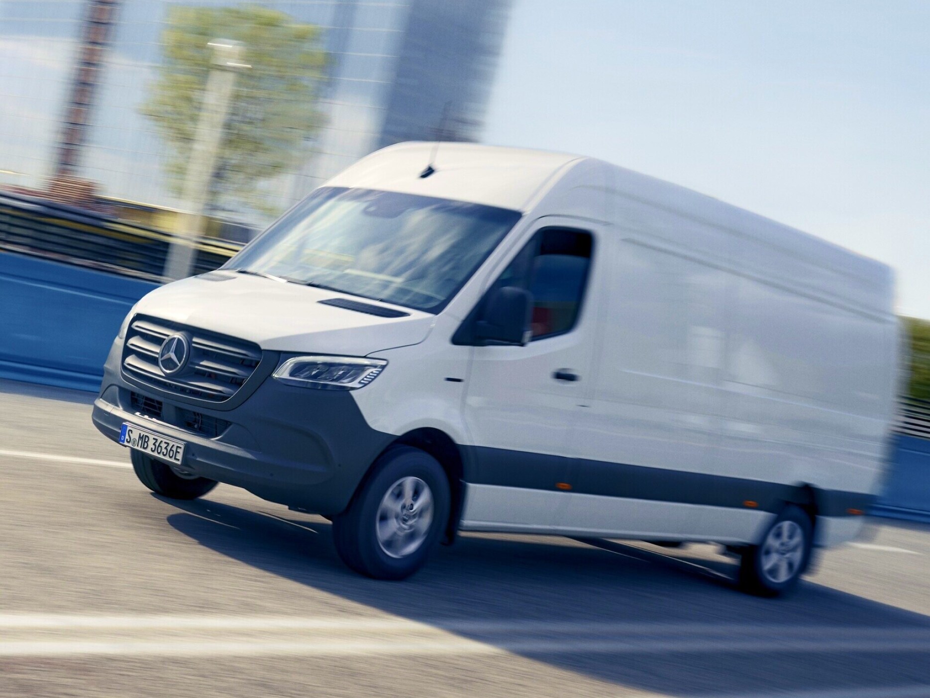 En Mercedes-Benz eSprinter Kassevogn i fuld fart i bymidten