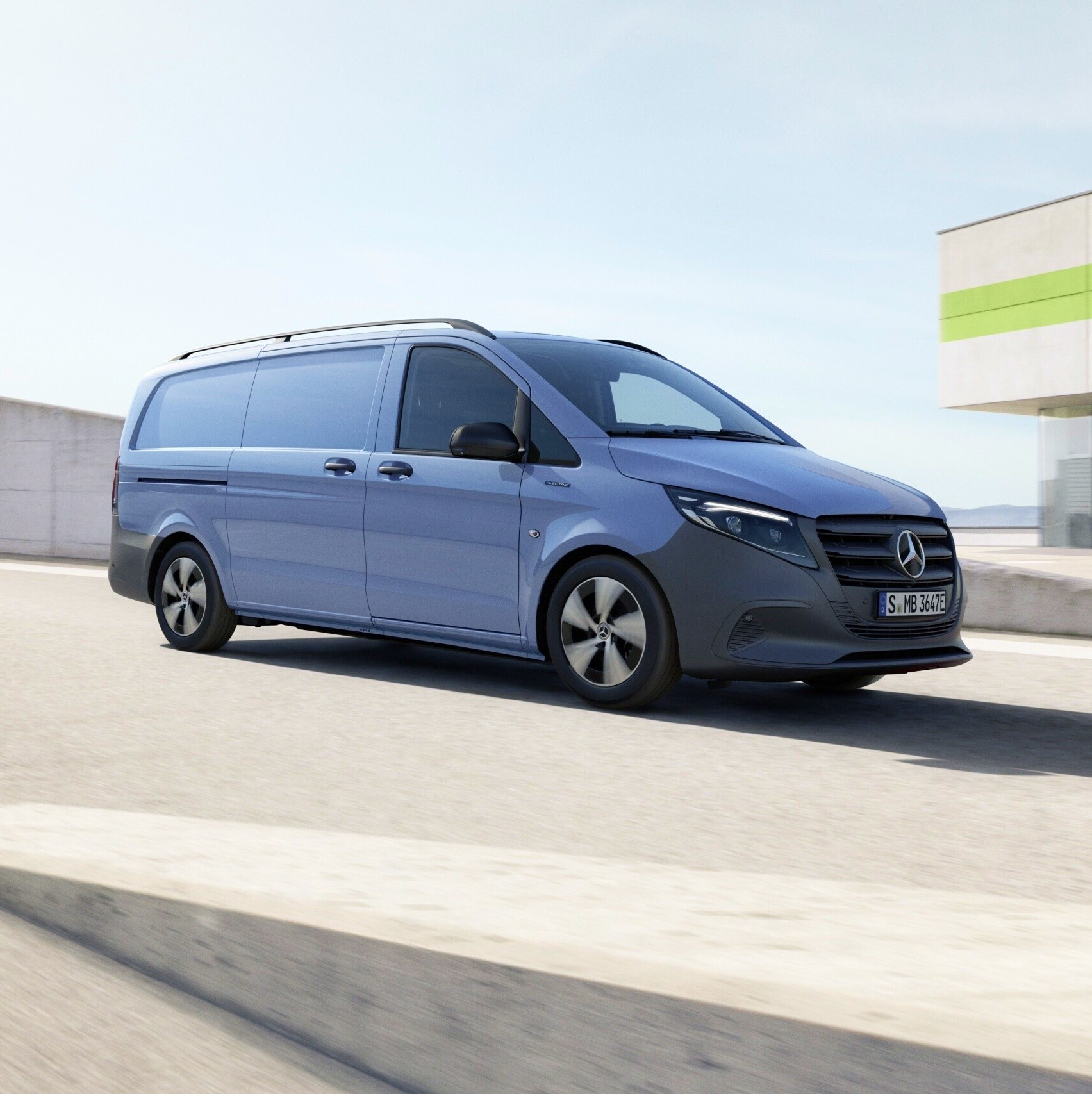 Mercedes-Benz eVito Kassevogn på øverste etage af et parkeringshus