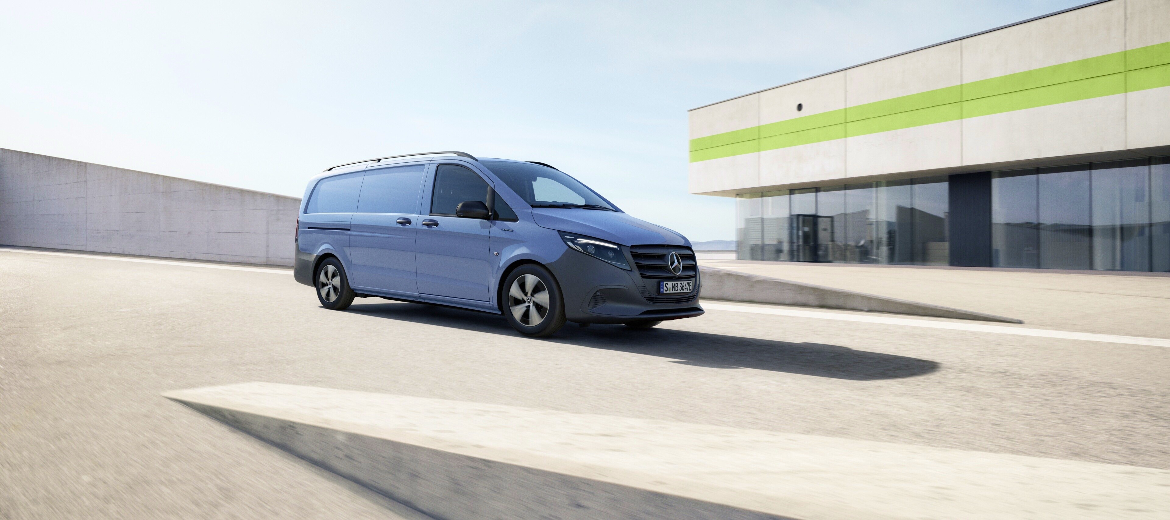 Bilsammenligning | eVito Kassevogn | Mercedes-Benz Vans Mercedes-Benz eVito Kassevogn på øverste etage af et parkeringshus